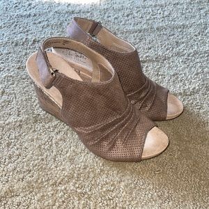 • Life Stride Wedge Sandals •